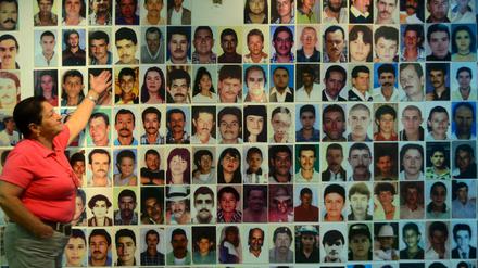 Fotos von Opfern eines Angriffs der Farc-Rebellen im Jahr 2000 werden in einer Erinnerungsstätte gezeigt.