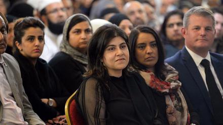 Sayeeda Warsi (M.) bei einer Trauerfeier für die ermordete Labour-Politikerin Jo Cox.