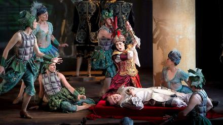 Armide - gespielt von Emilie Renard (In der Mitte im Bild).