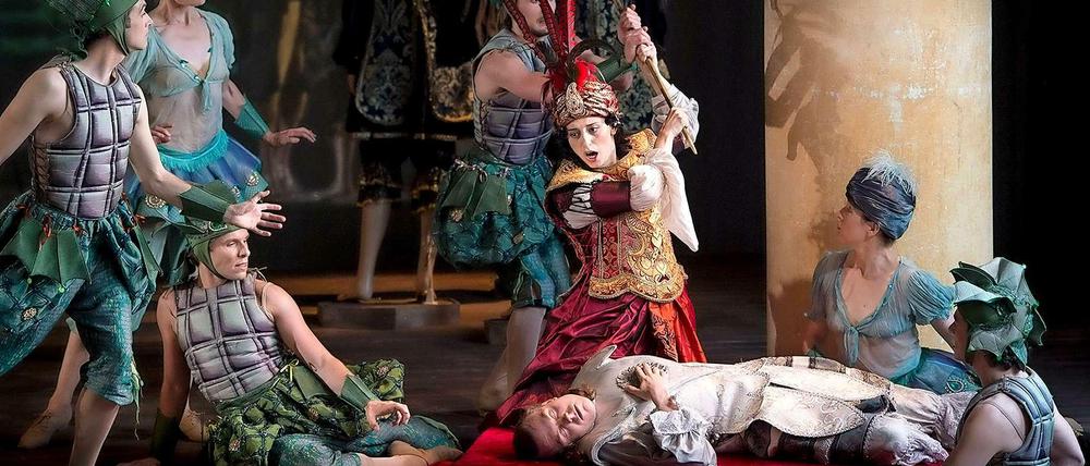Armide - gespielt von Emilie Renard (In der Mitte im Bild).