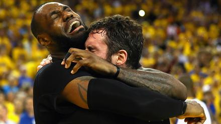 Wenn Männer weinen. Dann ist der NBA-Titel gewonnen, so wie bei LeBron James (links) und Kevin Love. 