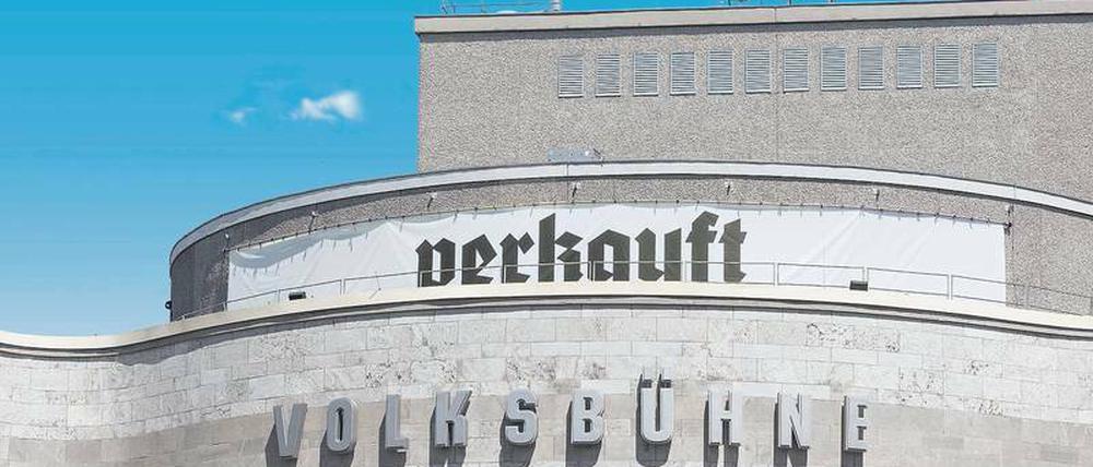 Festung. Am Rosa-Luxemburg-Platz steigt das Gefühl der Bedrohung. 2017 soll Chris Dercon Frank Castorf als Intendant ablösen.