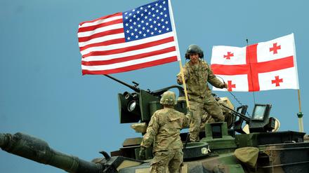 Steinmeier hatte von "Säbelrasseln und Kriegsgeheul" gegenüber Russland angesichts der jüngsten Nato-Manöver wie hier in Georgien gesprochen. 