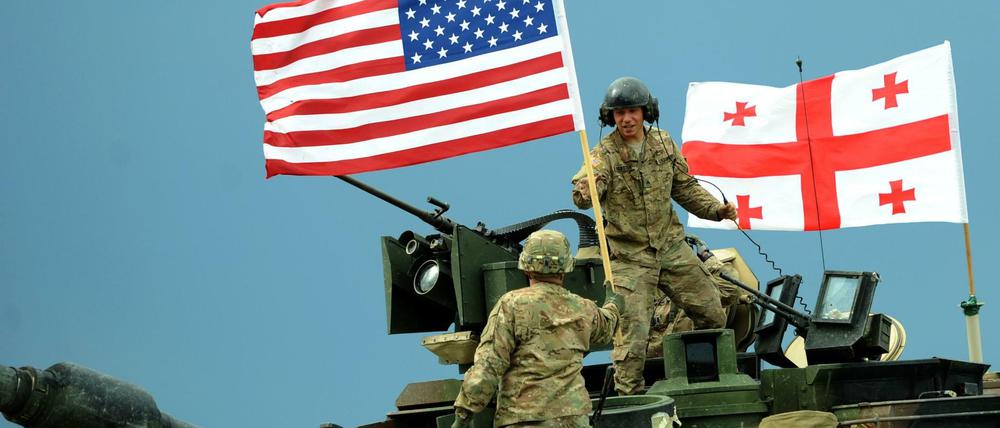 Steinmeier hatte von "Säbelrasseln und Kriegsgeheul" gegenüber Russland angesichts der jüngsten Nato-Manöver wie hier in Georgien gesprochen. 