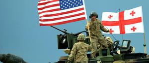 Steinmeier hatte von "Säbelrasseln und Kriegsgeheul" gegenüber Russland angesichts der jüngsten Nato-Manöver wie hier in Georgien gesprochen.