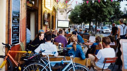 Draußen ist's am schönsten. Die meisten Berliner gucken gern in der Kneipe ihres Vertrauens, wie hier in Prenzlauer Berg.