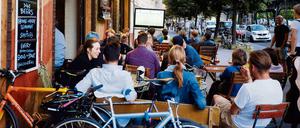 Draußen ist's am schönsten. Die meisten Berliner gucken gern in der Kneipe ihres Vertrauens, wie hier in Prenzlauer Berg.