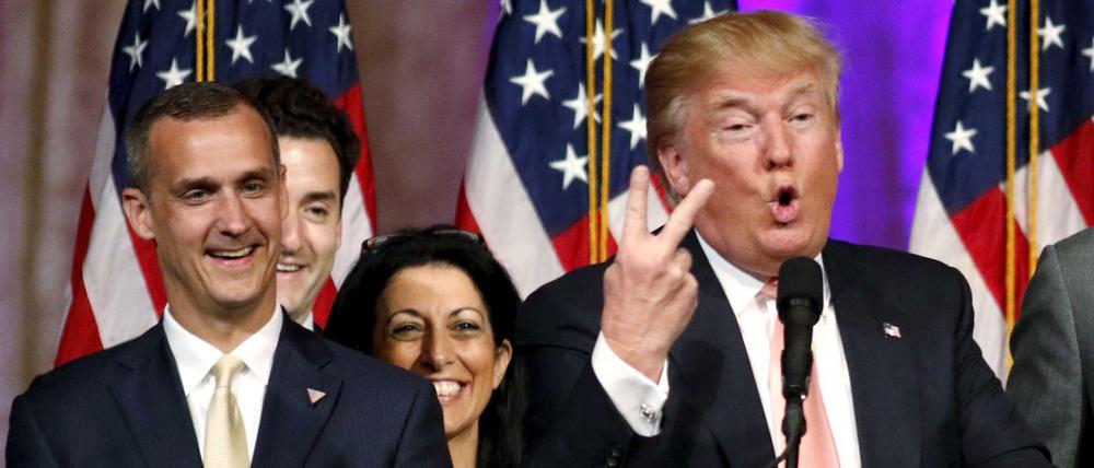 Der Republikaner Donald Trump mit seinem Wahlkampfleiter Corey Lewandowski (l) im März in Florida. Trump hat sich nun von Lewandowski getrennt.