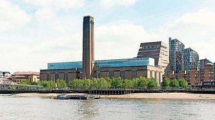 Die Tate modern mit dem neuen Anbau (die steinerne Pyramide hinter dem Haupthaus) am, Ufer der Themse.