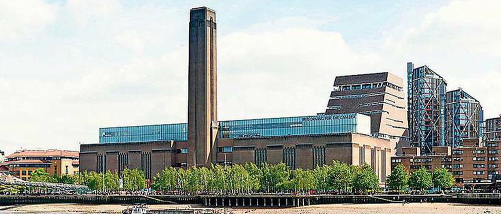 Die Tate modern mit dem neuen Anbau (die steinerne Pyramide hinter dem Haupthaus) am, Ufer der Themse.