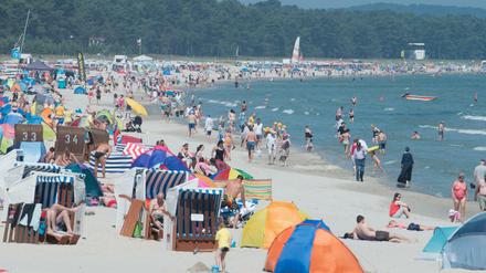 Bereits am Donnerstag war es am Strand des Ostseebades Binz auf Rügen recht voll.