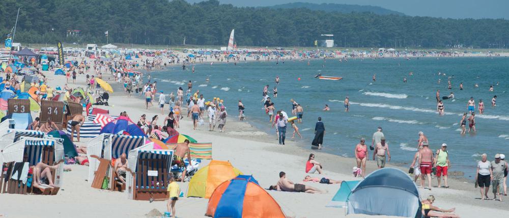 Bereits am Donnerstag war es am Strand des Ostseebades Binz auf Rügen recht voll.