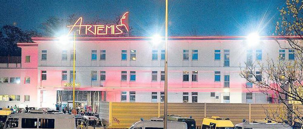 Voller Einsatz. Polizei, Staatsanwaltschaft, Steuerfahndung und Zoll durchsuchen Mitte April das „Artemis“. Anschließend sprachen Ermittler von „Organisierter Kriminalität“. 