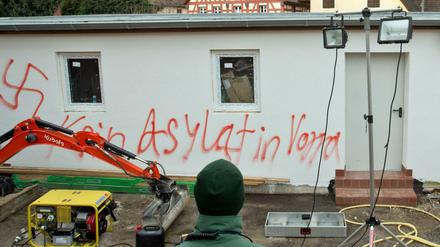Trotz Hakenkreuz und ausländerfeindlicher Parole: Die Ermittler verneinen einen fremdenfeindlichen Hintergrund für den Brandanschlag Ende 2014 in Vorra. 