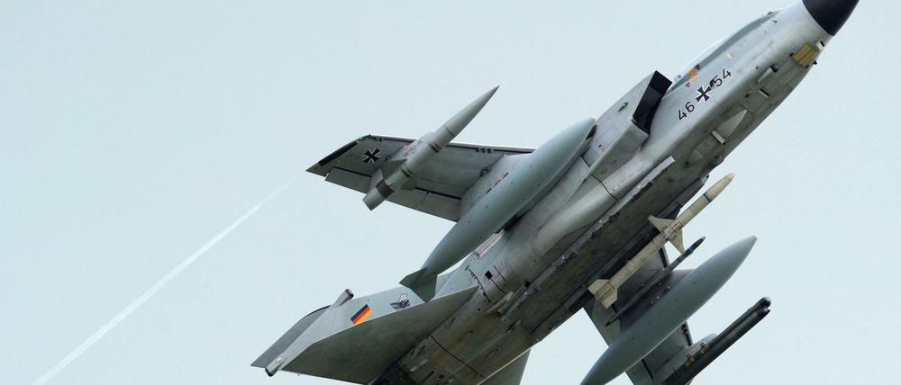 Ein Tornado bei einer Übung. Bundeswehr-Kampfjets überfliegen derzeit Gebiete in Syrien und Irak.