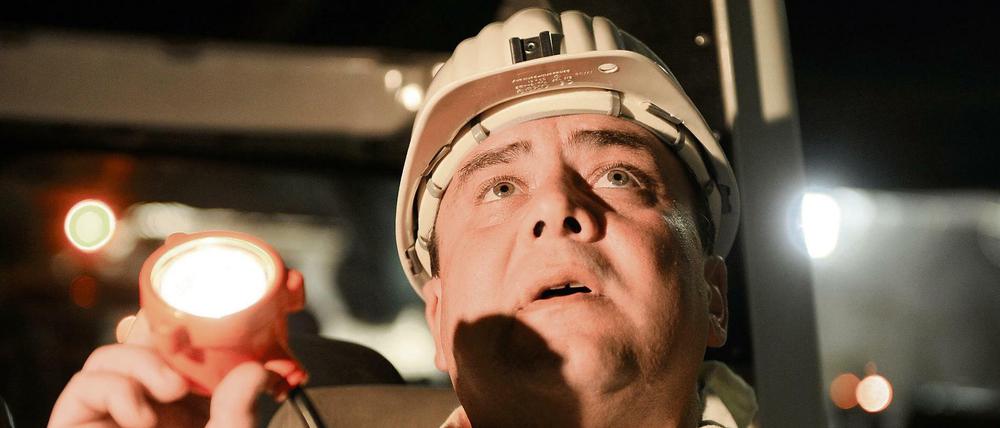 Licht ins Dunkel: Der SPD-Vorsitzende Sigmar Gabriel muss seine eigenen Aussagen erklären.