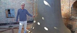 Pfarrer Andreas Groß deutet auf die Schramme an der Glocke, die beim Absturz im Mai 2008 ansonsten intakt blieb.