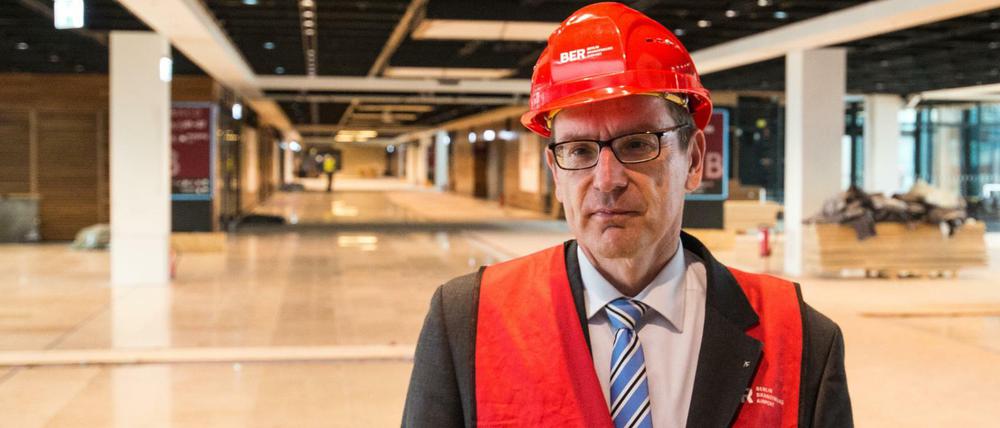 Flughafenchef Karsten Mühlenfeld steht im vergangenen Oktober im Terminalgebäude des BER.