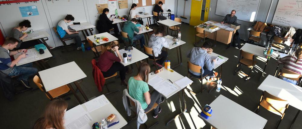 Zu schwer? Zu leicht? Über Prüfungen wird gern gestritten - zuletzt auch in Niedersachen, als es um das Mathe-Abitur ging (hier ein Archivbild).