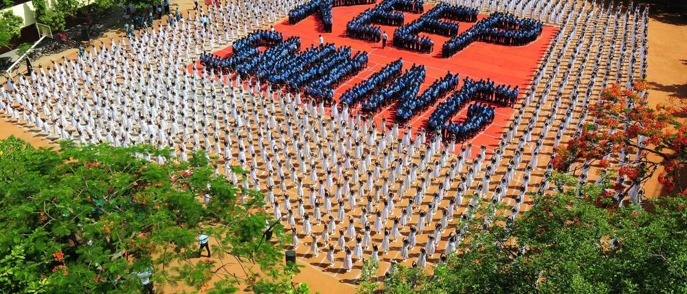 Indische Schulkinder bei einer Yoga-Session in Chenai am Montag. I