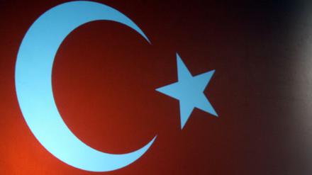 Der türkische Ministerpräsident Recep Tayyip Erdogan vor einer Flagge der Türkei.