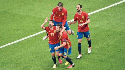 Neu und alt. Spaniens Nolito (Nr. 22) und Juanfran (Nr. 16) wurden erst im hohen Fußballeralter für die Selección nominiert. 