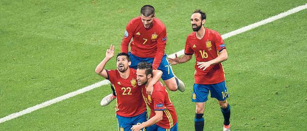 Neu und alt. Spaniens Nolito (Nr. 22) und Juanfran (Nr. 16) wurden erst im hohen Fußballeralter für die Selección nominiert.