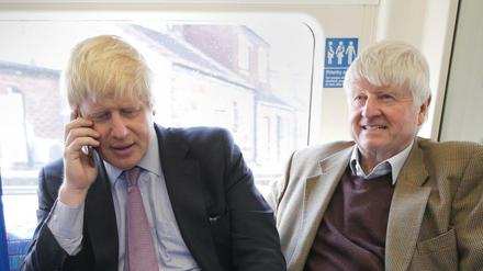 Londons Ex-Bürgermeister Boris Johnson (l.) fährt mit seinem Vater Stanley Johnson in der Londoner U-Bahn.