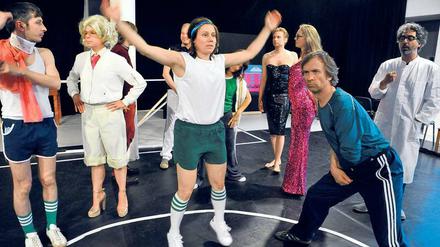 Das „Spielmacher“-Ensemble mit Starspieler Mehmet Müller (Eva Löbau) in der Mitte.