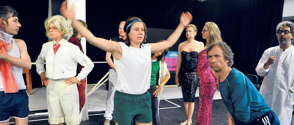 Das „Spielmacher“-Ensemble mit Starspieler Mehmet Müller (Eva Löbau) in der Mitte. 