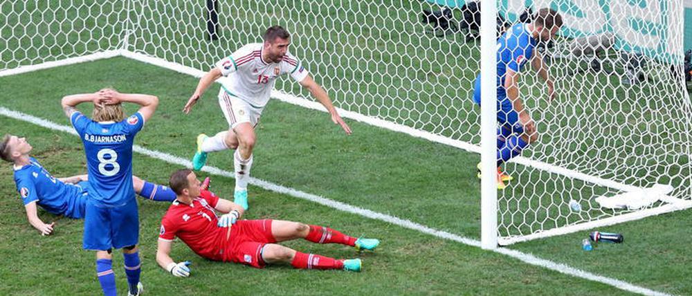 Spätes Glück für Ungarn, viel Pech für Island. Durch ein Eigentor von Saeversson (ganz links) schafft Ungarn noch das 1:1.