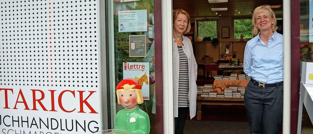 Margrit Starick (links) hat ihre Buchhandlung soeben an Sabine Kahl übergeben.