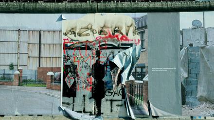 Auf der Rückseite der East Side Gallery erinnert eine Ausstellung mit Fotografien ab Donnerstag an den Krieg in Syrien.