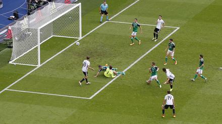 Drin. Mario Gomez schießt den Ball zum 1:0 ins Tor.