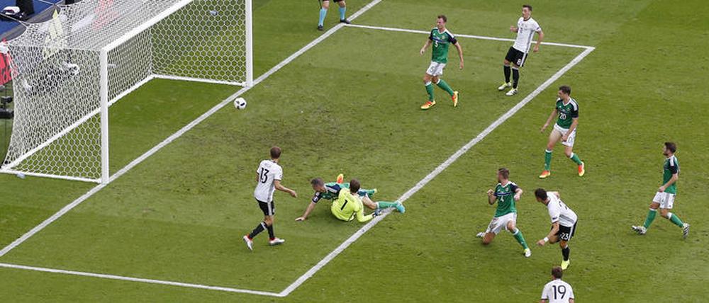 Drin. Mario Gomez schießt den Ball zum 1:0 ins Tor.