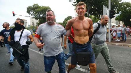 Ein polnischer Fan wird von Polizisten in Zivil festgenommen.
