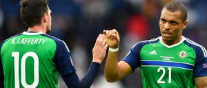 Am Dienstag nur auf dem grünen Rasen geschlagen: die nordirischen Kicker Kyle Lafferty und Josh Magennis.