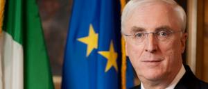 Michael Collins ist seit Sommer 2013 Botschafter der Republik Irland in Deutschland. Zuvor war er der Chefdiplomat Irlands in den USA, Prag und Saudi-Arabien.