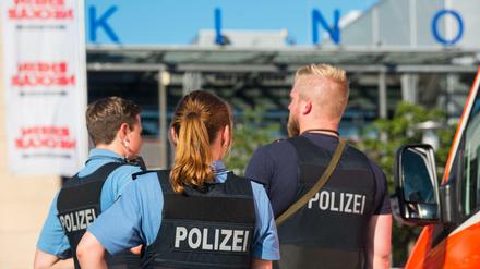 Polizisten sichern den Tatort der Geiselnahme in Viernheim (Hessen)