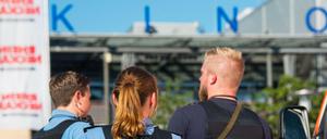 Polizisten sichern den Tatort der Geiselnahme in Viernheim (Hessen)