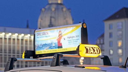 Ostdeutsche Taxifahrer wurden besonders schlecht bezahlt und profitieren deshalb überdurchschnittlich vom Mindestlohn. Die Kunden müssen mehr zahlen. 