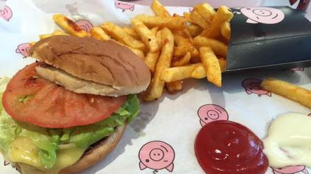 Der Fleischersatz im Cheeseburger ist aus Weizen-Soja-Masse.