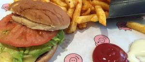 Der Fleischersatz im Cheeseburger ist aus Weizen-Soja-Masse.