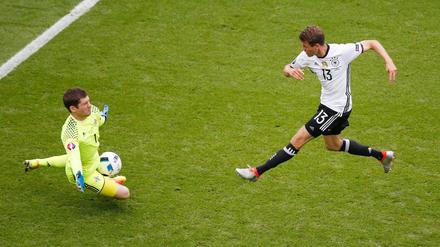 Nur zweiter Sieger im Duell mit Nordirlands Torwart Michael McGovern: Thomas Müller.