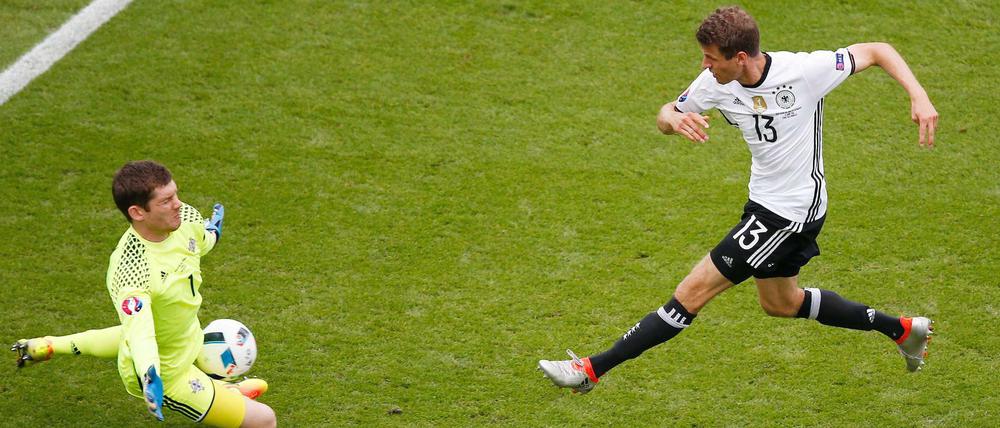 Nur zweiter Sieger im Duell mit Nordirlands Torwart Michael McGovern: Thomas Müller.