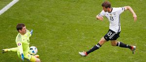 Nur zweiter Sieger im Duell mit Nordirlands Torwart Michael McGovern: Thomas Müller.