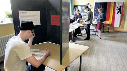 Mit Kuli. Abgestimmt wird am Ende immer noch mit Stift und Zettel.