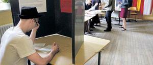 Mit Kuli. Abgestimmt wird am Ende immer noch mit Stift und Zettel.