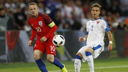 Im Sommer EM und im Herbst dann Europa League? Rooney (l.) und Herthas Pekarik lernen sich in Frankreich schon mal kennen.