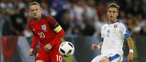 Im Sommer EM und im Herbst dann Europa League? Rooney (l.) und Herthas Pekarik lernen sich in Frankreich schon mal kennen.